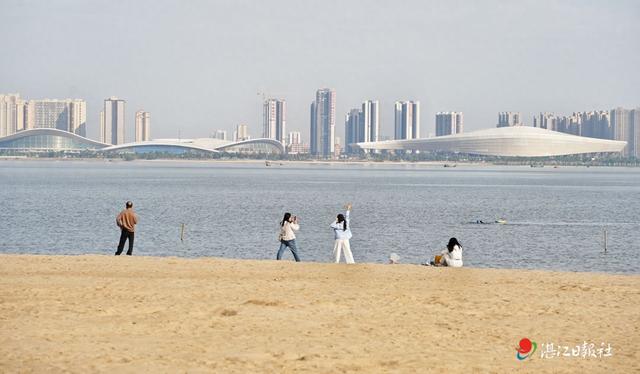 暖归金沙湾 湛江滨海休闲热度回升