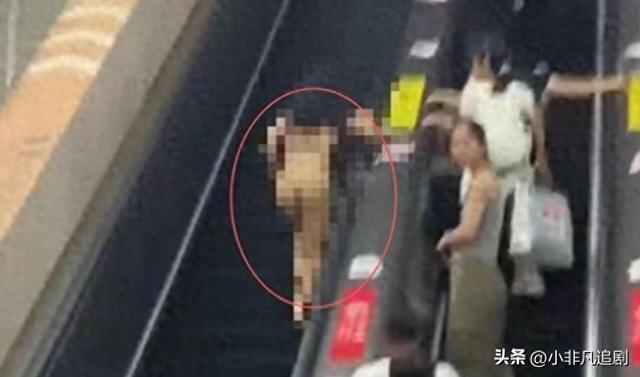 赤裸女子奔逃中受伤，女子边跑边脱衣	，现场市民惊愕，驻足观看！