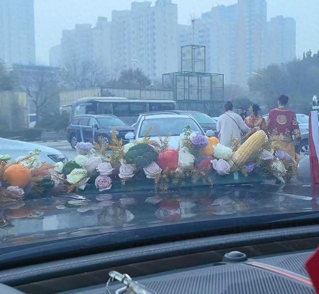 新人结婚遭拦车索要香烟价值约6000元，街道办接线员称“拦婚车较常见	，不拦反而不好”律师：或构成敲诈勒索