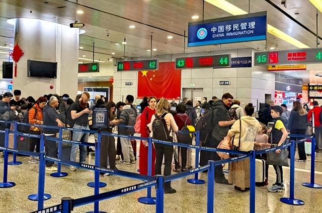 美国游客扎堆来华，回国后坦言：被骗了几十年，中国比美国强多了