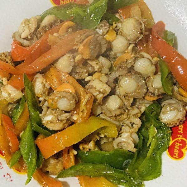 青椒炒鲜贝如何做（青椒辣炒扇贝肉这么做）