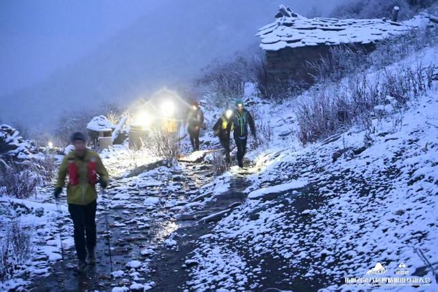 第八届四姑娘山登山大会鸣枪 王坤创大峰速攀新纪录