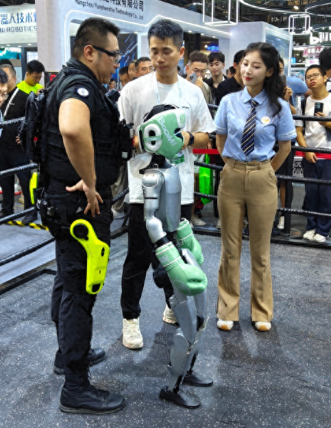 宇树机器人“拳王”诞生，与工作人员搏击你来我往、挥拳走位，倒地也能瞬间“鲤鱼打挺”快速爬起