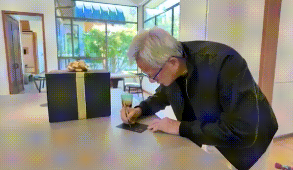 黄仁勋罕见穿白裤，亲笔To签发售机器人大脑！
