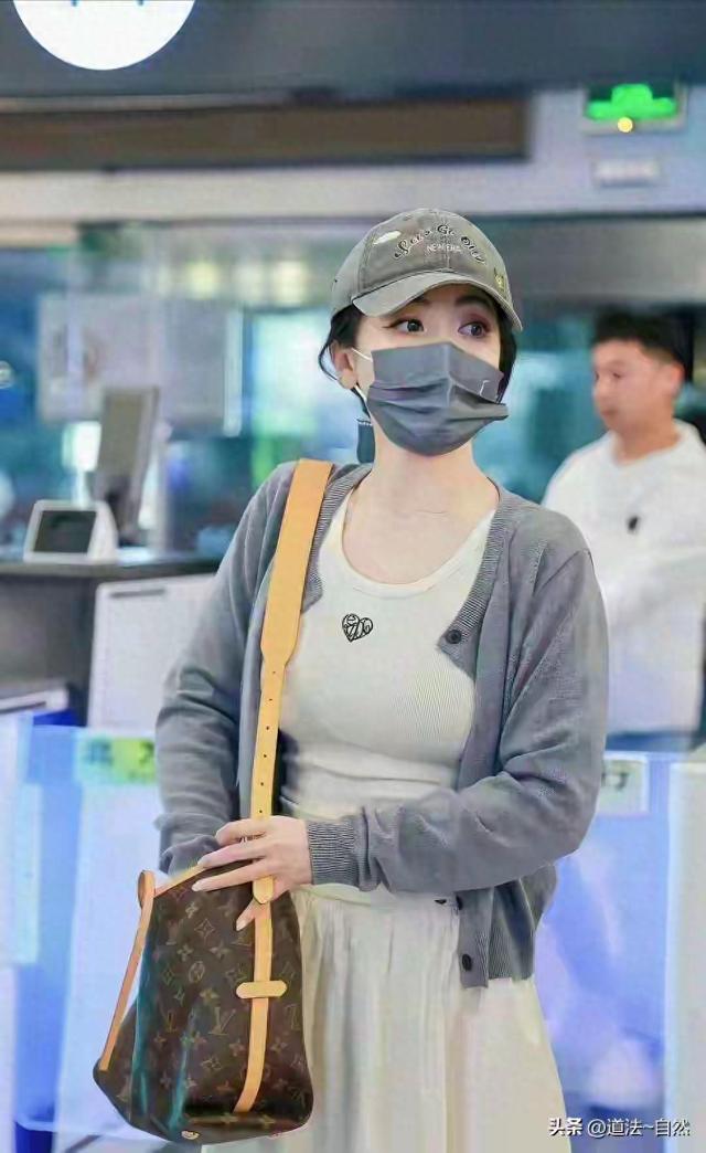 她这样穿显的胸好大、50岁的她还是那么漂亮，感觉像少女一样。