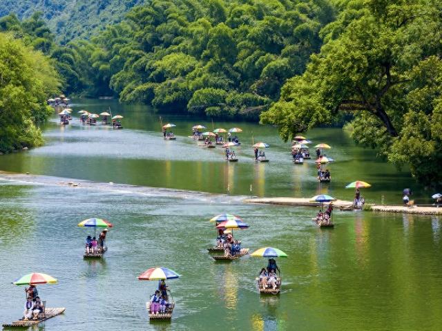 广西阳朔：盛夏泛舟赏景