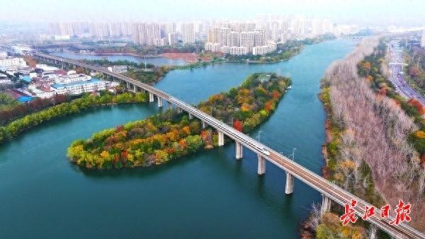 高铁穿越黄塘湖，城市风景美如画