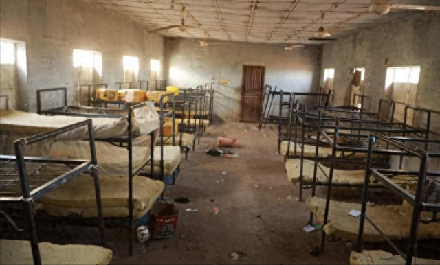 300多名师生遭掳，特朗普找着借口动武了？这回恐怕又盯上了油！