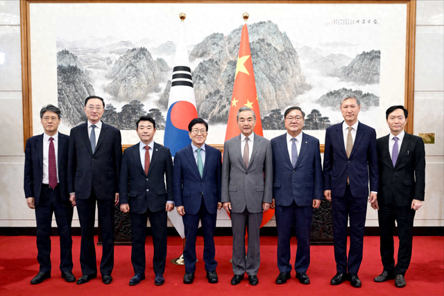 韩国特使团抵达北京，下飞机的第一句话不简单，中方回应很干脆