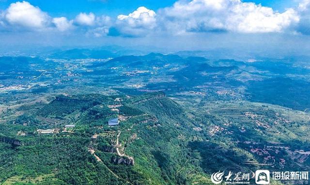 临沂：天上王城景区云雾缭绕