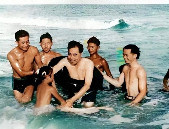 58年，周总理学游泳的照片，看那些小伙，肌肉发达，个个都是高手
