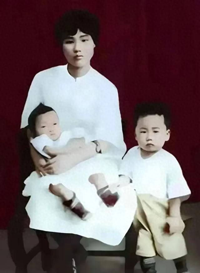 这是毛岸青给妈妈扫墓的8张照片，一句“妈妈好想你”令人泪目