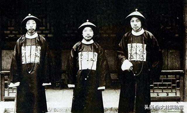 袁世凯的真实老照片：穿龙袍坐龙椅接受朝拜，姨太太确实漂亮！