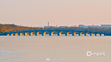 颐和园十七孔桥再现金光穿洞 为冬日增添一抹亮色