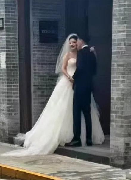 地下城与勇士婚纱试穿（京遇甜蜜瞬间徐冬冬与尹子维试婚纱揭秘）