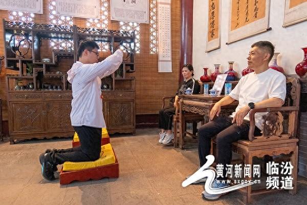 洪洞大槐树景区暑期“孝德敬茶”活动 从游玩中体验孝德传家