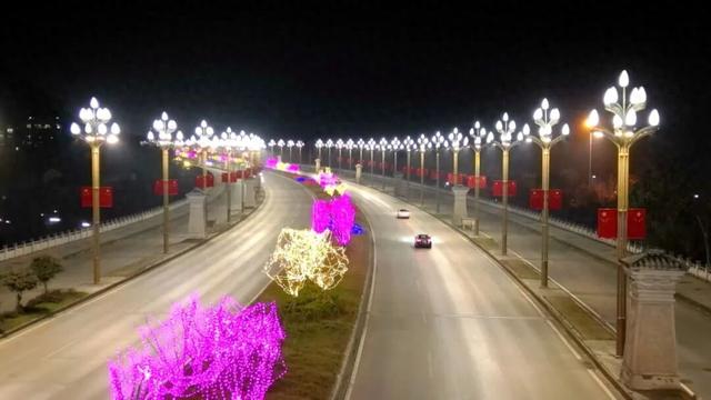 流光溢彩映渠城 火树银花不夜天