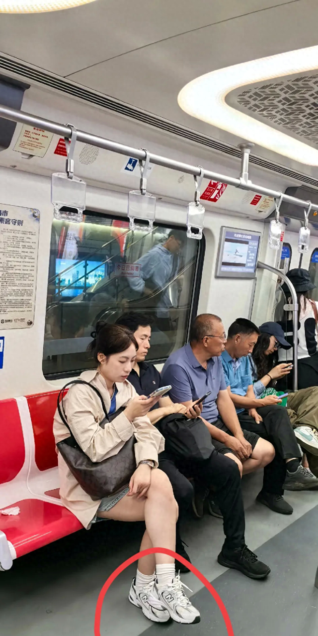 地铁上看到的美女，真的被她的颜值给惊呆了，好漂亮，很有气质