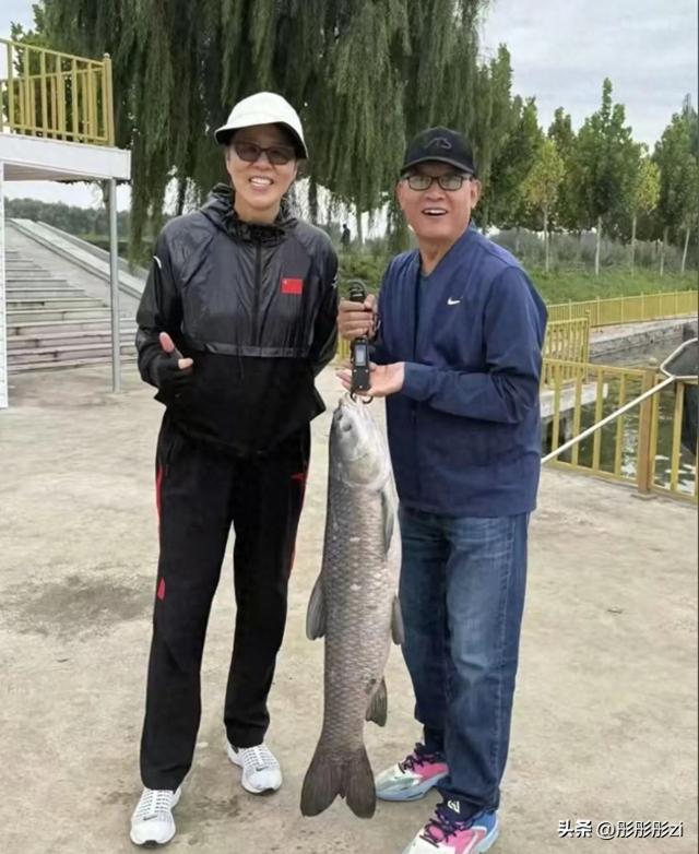 绝了！64岁郎平携74岁老公北京惬意钓鱼，巨型鱼获嗨翻天！