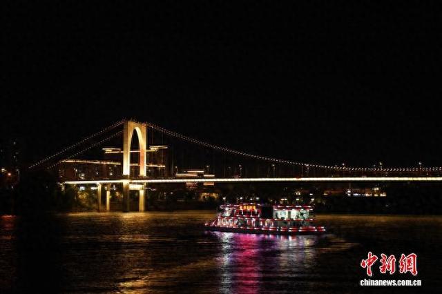 夜游百里柳江  霓虹喷泉两相宜