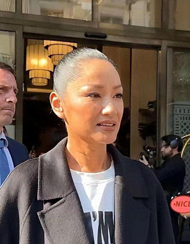 54 岁瞿颖近期亮相引发 “老成这样” 的热议！