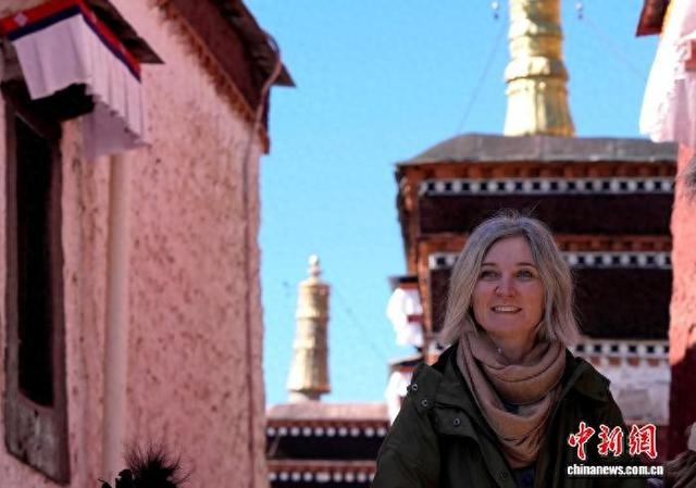 国庆假期 中外游客游览西藏扎什伦布寺