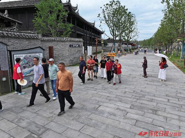 中方：4A级景区荆坪古村国庆假期首日客流火爆