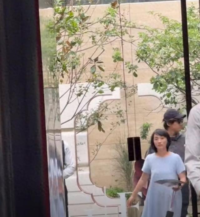 43岁胡歌带老婆上海看新房！黄曦宁素颜显孕相，穿宽松裙腰身粗壮