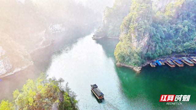 张家界宝峰湖暖冬迎晴：晨雾裹山水，仙境入画来