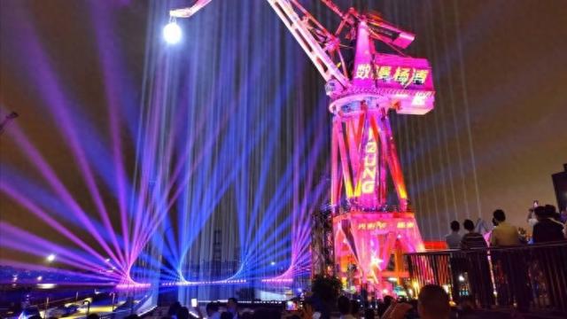 东风夜放花千树，杨浦处处流光舞