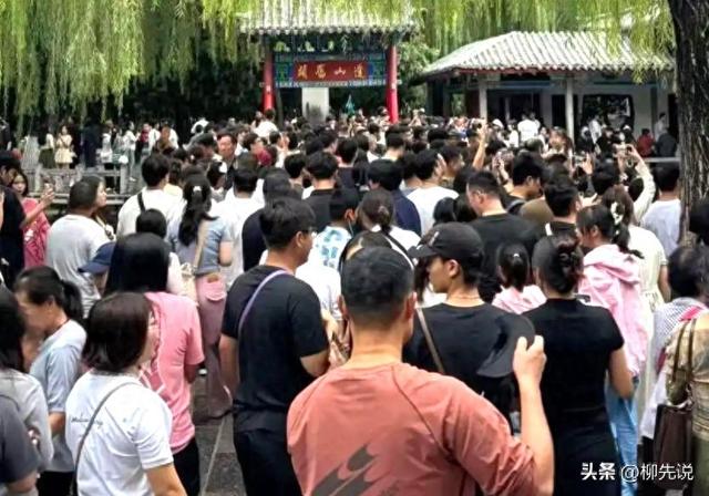 2025年国庆假期旅游：日均超2亿人次出行，国内热门景区TOP10公布