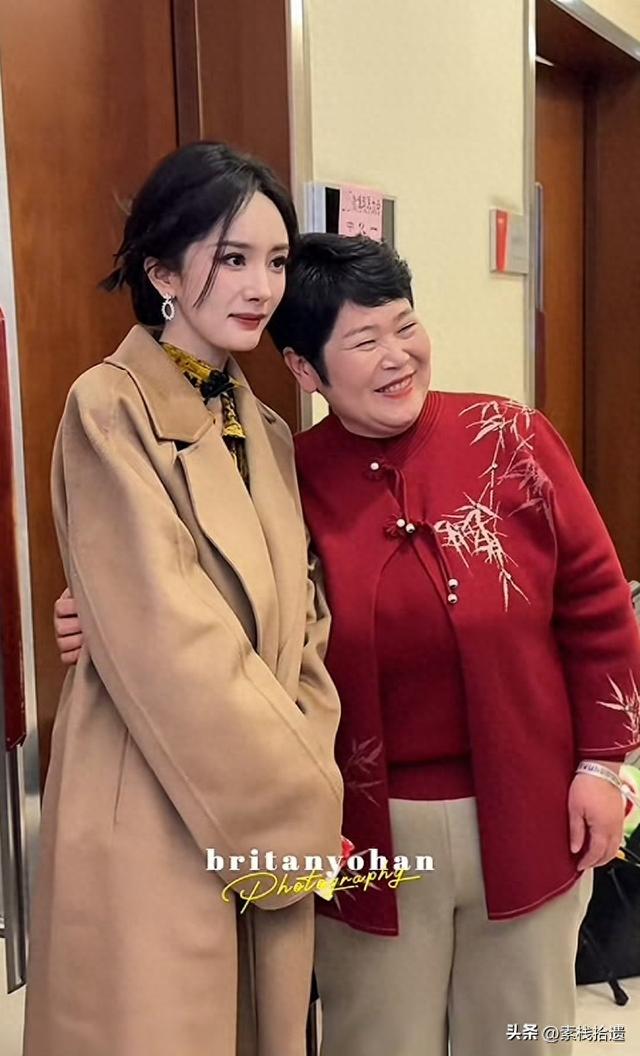 房主任搂着杨幂给女儿录视频，杨幂爽快答应，她激动的要抱杨幂