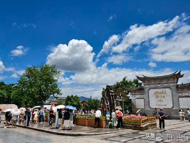 丽江古城暑期保洁强度翻倍 90余名保洁员坚守岗位护美景