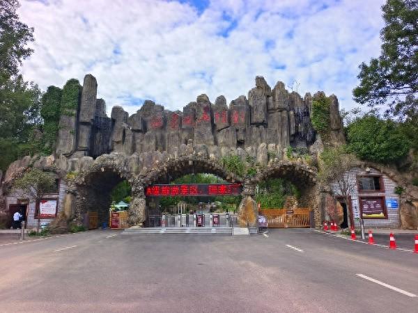 金顶山夏日避暑指南：清凉与欢乐的双重馈赠