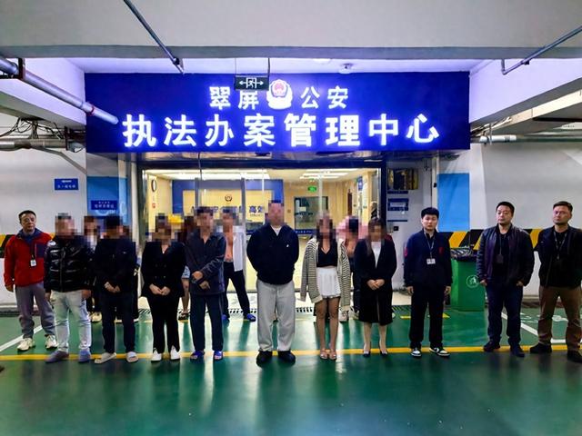 民警凌晨突袭洗浴中心 抓获涉嫌卖淫嫖娼多人