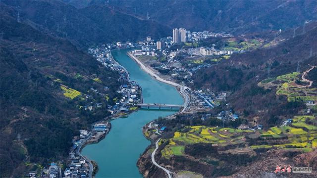 白龙江畔山如黛 一江春色醉陇南