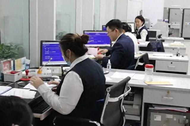 别卷“快牛”了！银行人做“慢牛”，反而能走更远