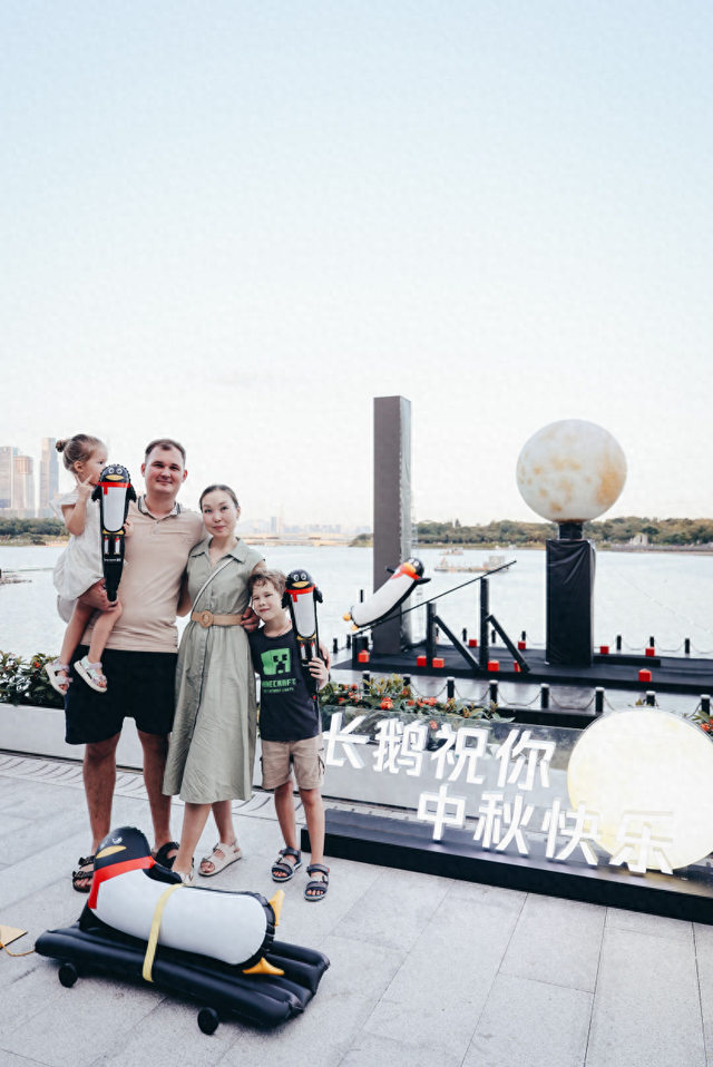 国庆中秋假期，深圳上演“长鹅奔‘粤’”引市民围观