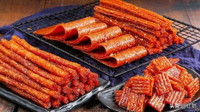 女子“吃”辣条“吃	”出一根金条