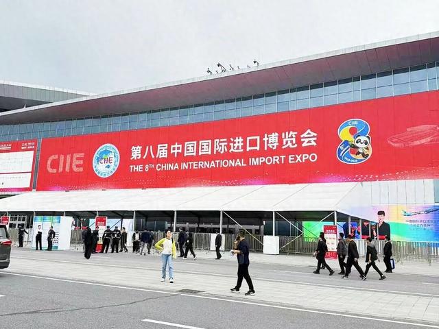 速看！中国石化AI人形机器人首次亮相2025进博会！