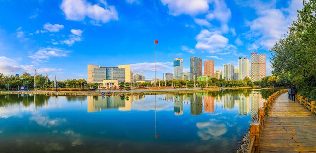 涛光碧影城似锦