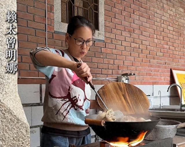 赖昌星妻子曾明娜现状，独居3000平老宅，做饭弄花草活成人生赢家