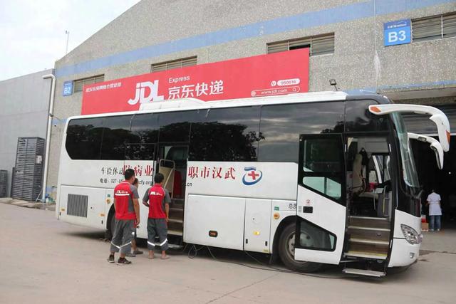 关爱新就业群体，武汉市职业病防治院走进京东快递网格仓为快递员送体检