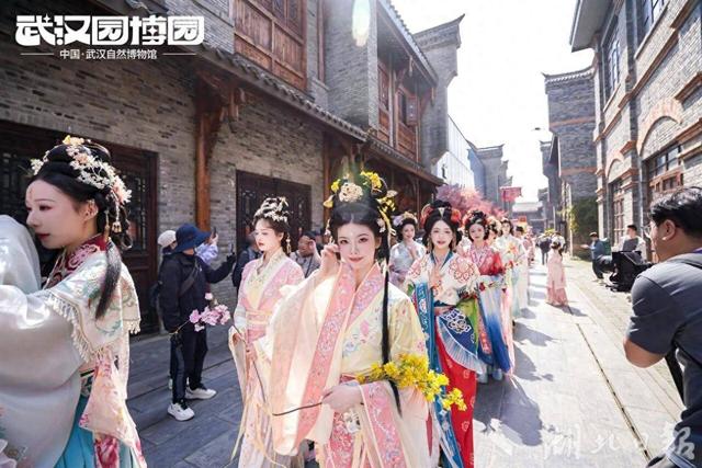 武汉园博园上新高空奇境游园会 看《藏海传》中同款非遗表演