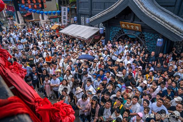 又是象山影视城！五一假期首日人气爆表，再现人山人海盛况