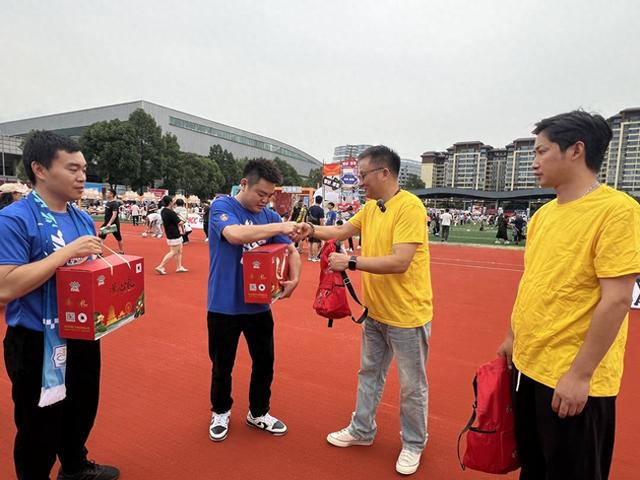 老醋蚕豆、任麻饼、环太苦荞茶、文旅景点地图……双流为遂宁客人送上2400份礼包