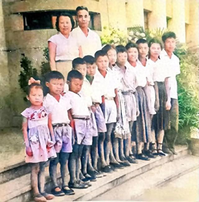 将军家的罕见合影：12子女排成行，周总理称夫人是“航空母舰”