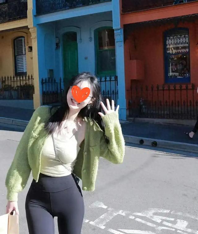 青岛海边的年轻姑娘咋都不用上班？穿名牌下馆子，真不是我格局小