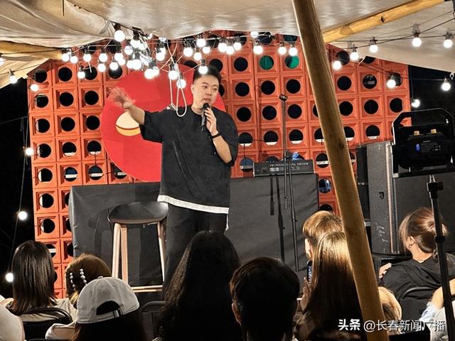 长春南溪湿地光影岛上演露天脱口秀 解锁夜生活新体验