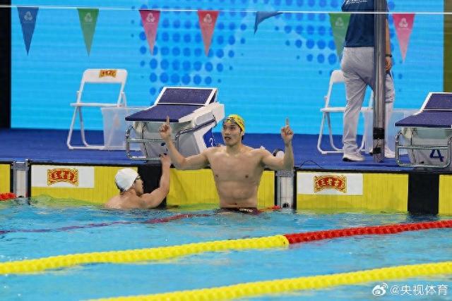 徐嘉余男子100仰夺冠，四届全运会共收获13金，汪顺第四；湖北选手彭旭玮女子100仰摘金